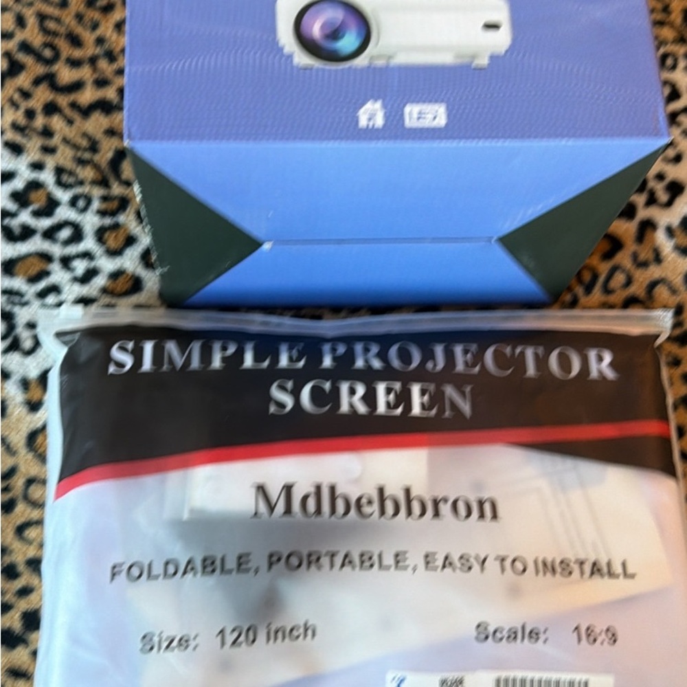 Mdhebbron Simple Projector Screen plus a projector